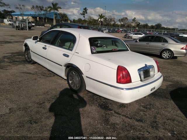 2000 LINCOLN TOWN CAR SIGNATURE VIN: 1LNHM82W3YY913836