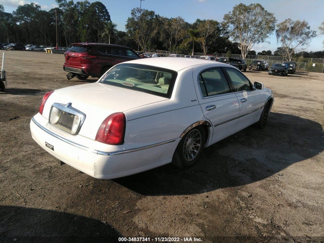2000 LINCOLN TOWN CAR SIGNATURE VIN: 1LNHM82W3YY913836