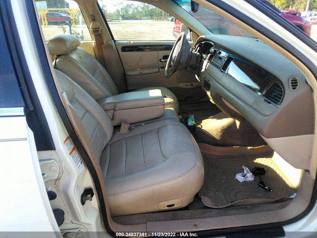 2000 LINCOLN TOWN CAR SIGNATURE VIN: 1LNHM82W3YY913836