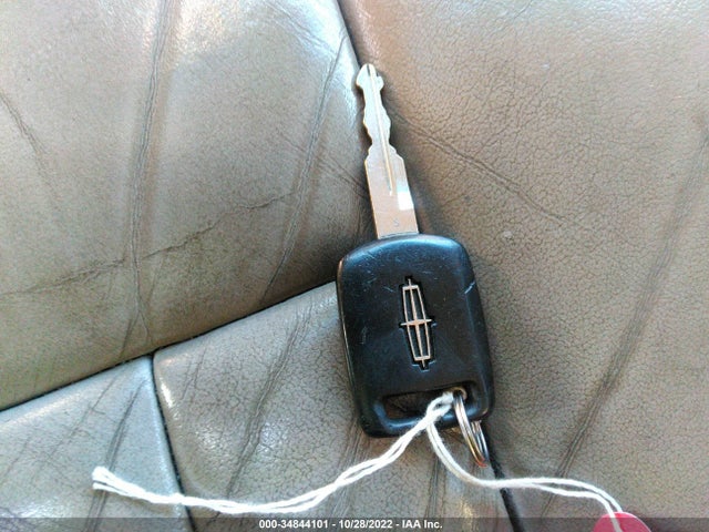 Lincoln Town Car 2003 1LNHM82W83Y608020 Image 3