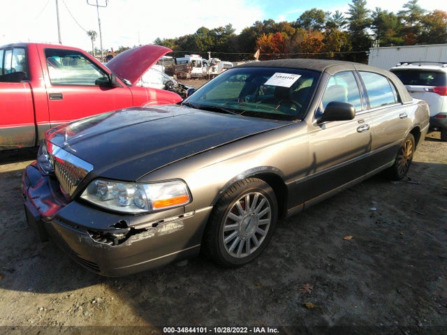 Lincoln Town Car 2003 1LNHM82W83Y608020 Image 2
