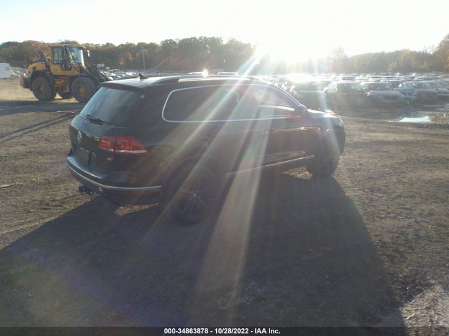 2017 Volkswagen Touareg, VIN: WVGRF7BP2HD001174