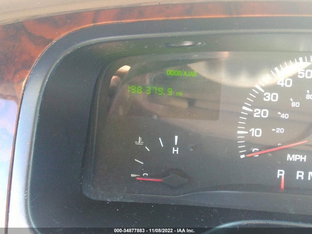 Lincoln Town Car 2000 1LNHM81W4YY837660 Image 8