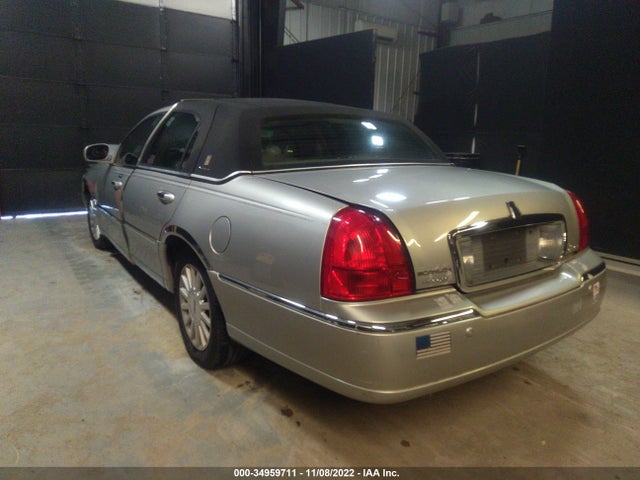 2003 LINCOLN TOWN CAR SIGNATURE VIN: 1LNHM82W23Y602018