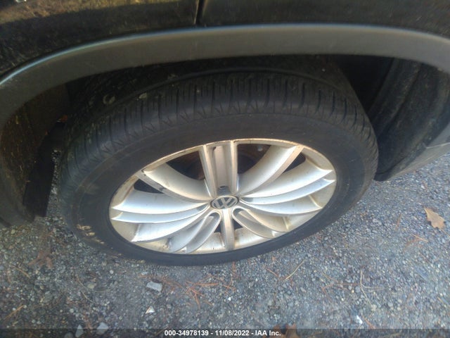 2011 VOLKSWAGEN TIGUAN SEL W/PREMIUM NAVI VIN: WVGAV7AX8BW524440