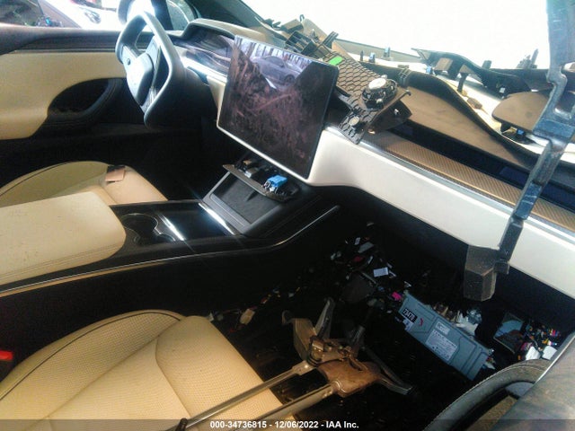 2022 Tesla Model X, VIN: 7SAXCBE6XNF352755