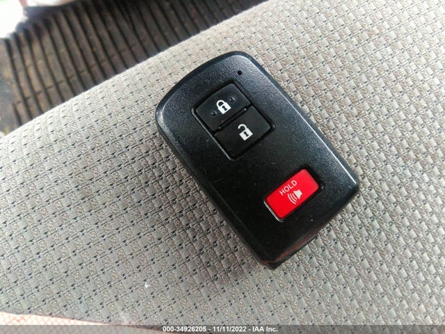 2017 Toyota RAV4, VIN: JTMRJREV8HD080293