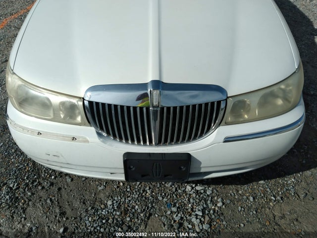 1998 LINCOLN TOWN CAR SIGNATURE VIN: 1LNFM82W4WY629670