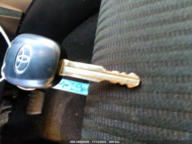 Toyota RAV4 LE 2018 JTMZFREV6JJ199419 Image 3