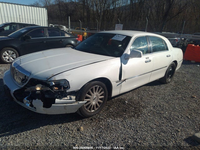Lincoln Town Car Executive 2003 1LNHM81W53Y690113 Image 2