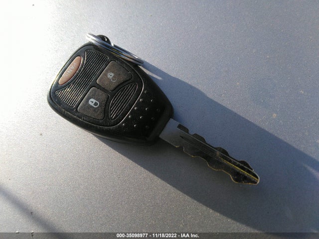 Chrysler Town & Country 2004 1C4GP45R84B512933 Image 3