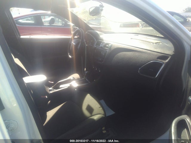 1C3BC4FG5BN588659 Chrysler 200 LX