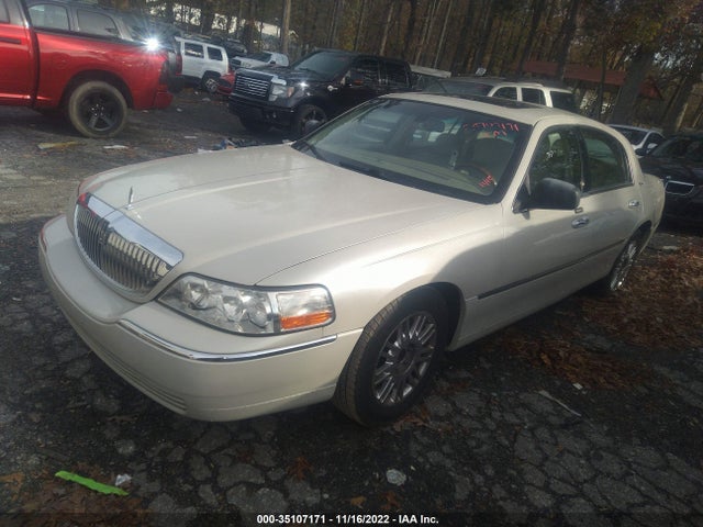 Lincoln Town Car 2007 1LNHM82V27Y617468 Image 2