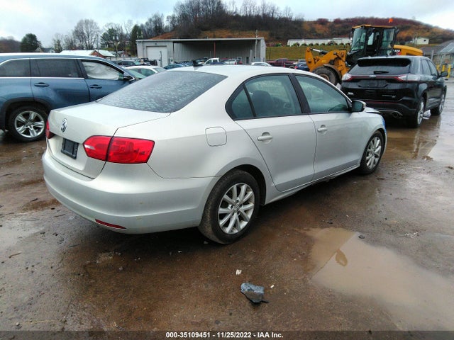 3VWDZ7AJ8BM321028 Volkswagen Jetta Sedan Se W