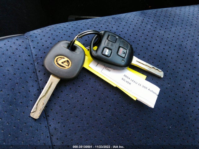 Lexus IS 300 2004 JTHBD192040086356 Image 3