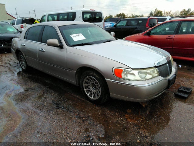Lincoln Town Car Signature 2001 1LNHM82W91Y738711 main image