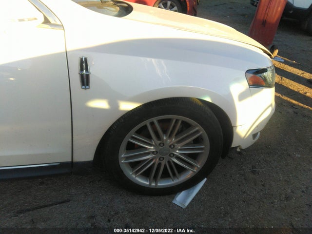 2018 Lincoln MKT, VIN: 2LMHJ5AT8JBL01721