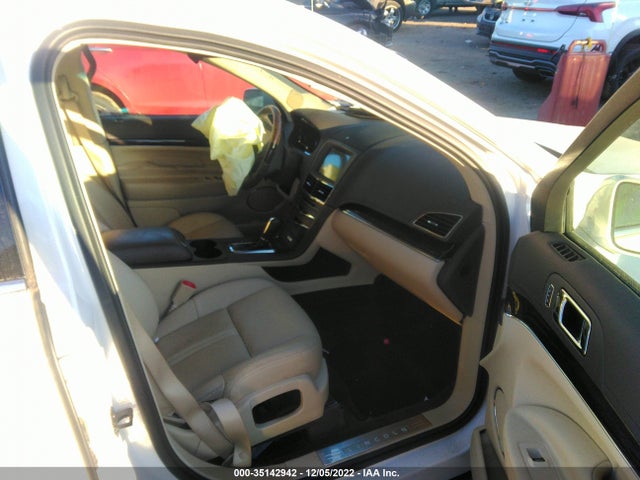 2018 Lincoln MKT, VIN: 2LMHJ5AT8JBL01721