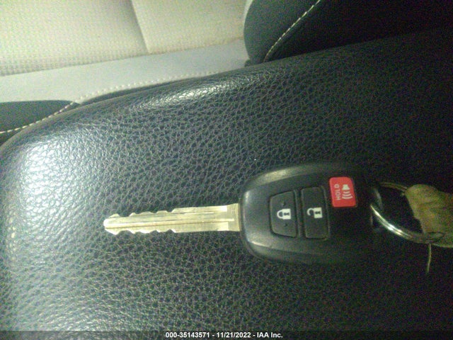 2017 Toyota RAV4, VIN: JTMRFREV0HJ701058