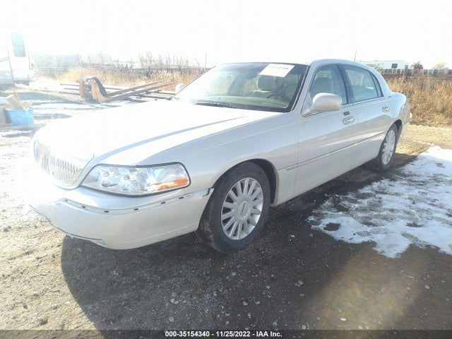 2005 LINCOLN TOWN CAR SIGNATURE VIN: 1LNHM81W55Y615365