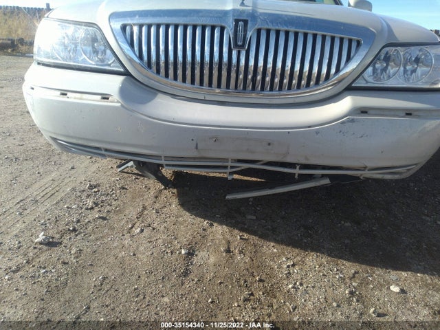 2005 LINCOLN TOWN CAR SIGNATURE VIN: 1LNHM81W55Y615365