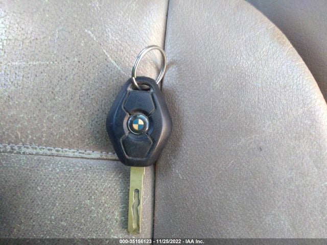 BMW 3 Series 330xi 2003 WBAEW53493PG21992 Image 3