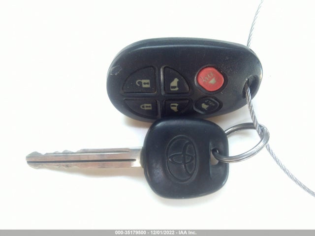 2005 TOYOTA SIENNA XLE VIN: 5TDBA22C35S048654