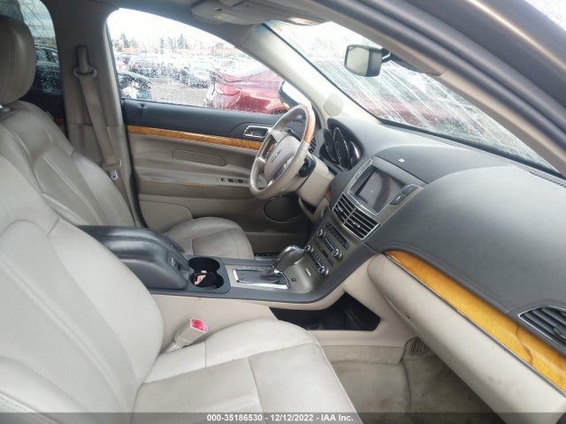 Lincoln MKT 2011 2LMHJ5AT8BBJ53684 Image 6