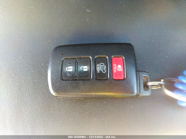 2017 Toyota RAV4, VIN: JTMRJREV8HD070217
