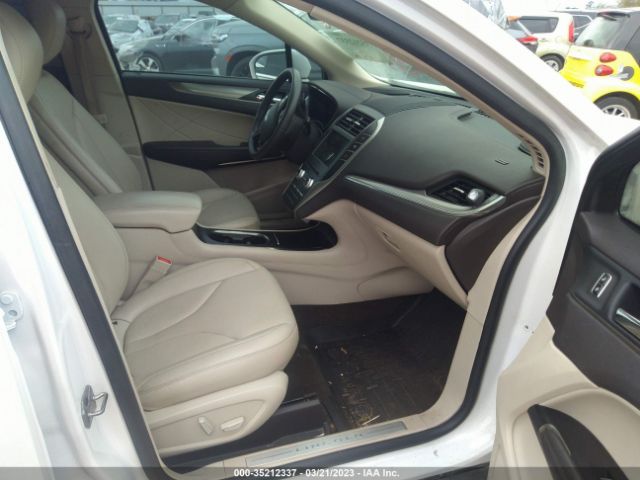 5LMCJ1C93JUL12083 Lincoln Mkc Premiere