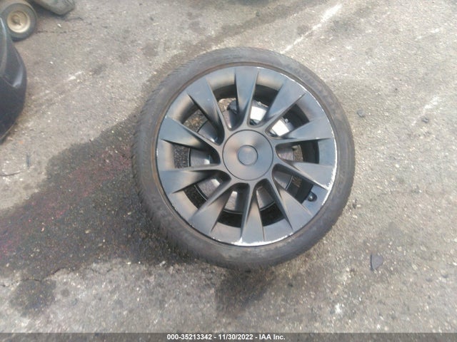 2022 Tesla Model Y, VIN: 7SAYGDEE4NF353492