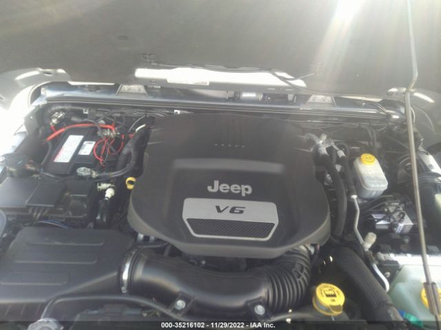 1C4BJWEG8HL680853 Jeep Wrangler Unlimited Sahara