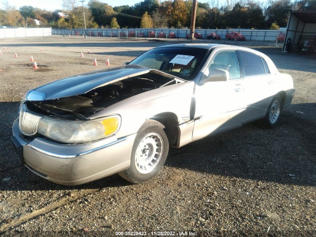 Lincoln Town Car Executive 2002 1LNHM81W02Y670270 Image 2