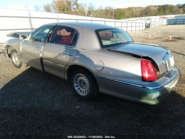 Lincoln Town Car Executive 2002 1LNHM81W02Y670270 Image 3