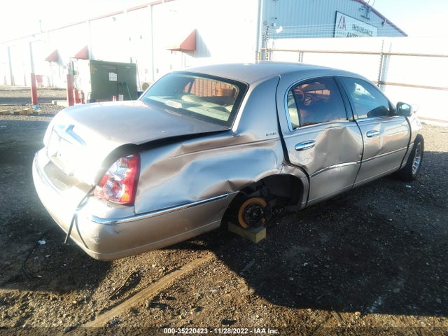 Lincoln Town Car Executive 2002 1LNHM81W02Y670270 Image 4