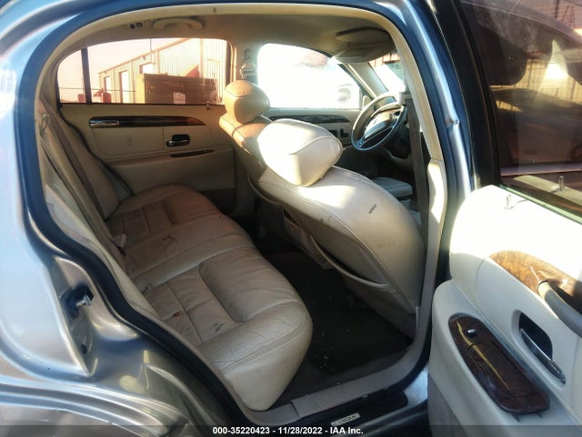 Lincoln Town Car Executive 2002 1LNHM81W02Y670270 Image 8