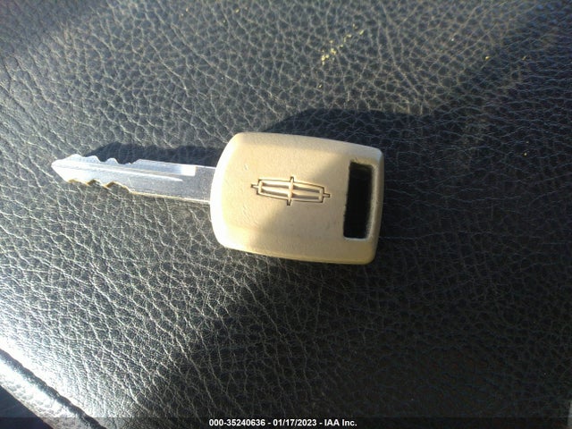 Lincoln Town Car Ultimate 2004 1LNHM83W74Y607831 Image 3