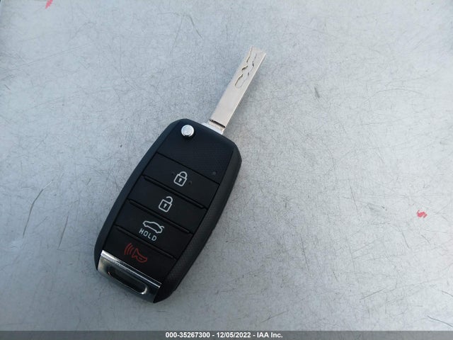 KIA Optima 2017 5XXGT4L36HG168982 Image 3