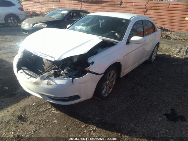 Chrysler 200 Touring 2013 1C3CCBBB1DN515004 Image 2