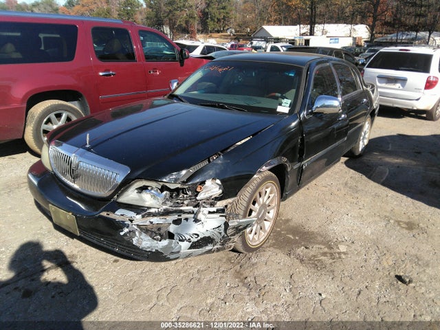 Lincoln Town Car 2006 1LNHM81W66Y608099 Image 2