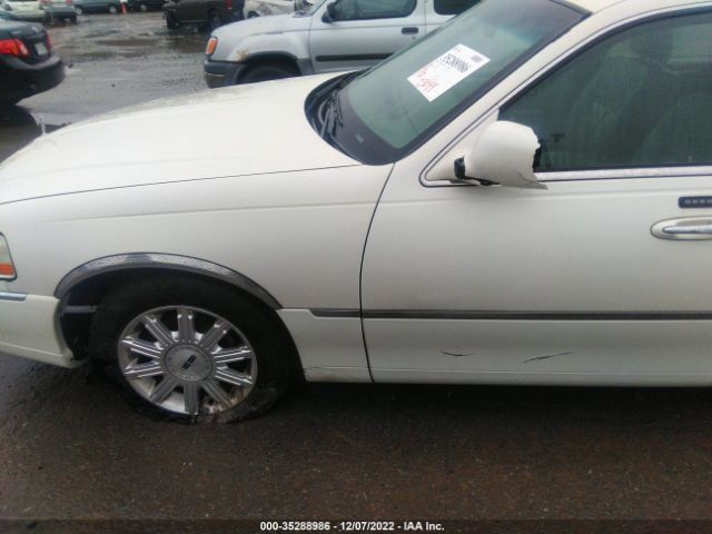 1LNHM82W06Y639413 Lincoln Town Car Signature Limited