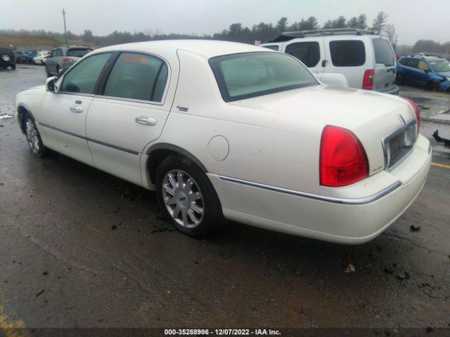 1LNHM82W06Y639413 Lincoln Town Car Signature Limited