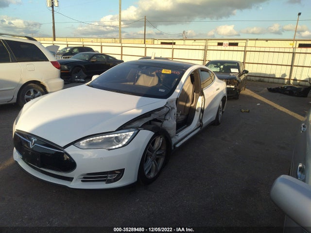 2015 Tesla Model S, VIN: 5YJSA1E22FF117143