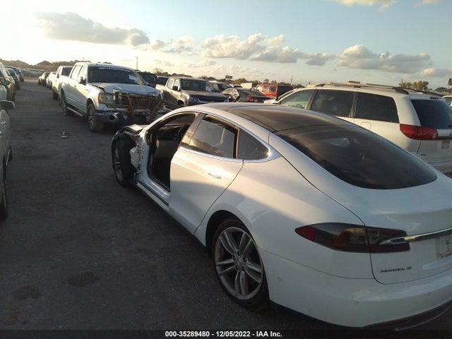 2015 Tesla Model S, VIN: 5YJSA1E22FF117143