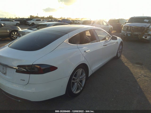 2015 Tesla Model S, VIN: 5YJSA1E22FF117143