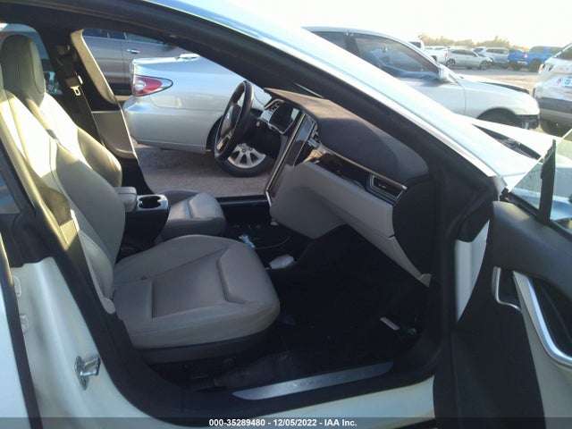 2015 Tesla Model S, VIN: 5YJSA1E22FF117143