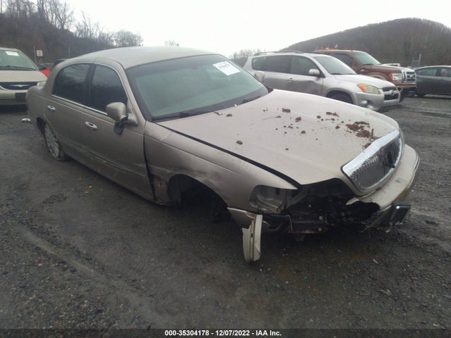 Lincoln Town Car Executive 2003 1LNHM81W03Y692416 головне зображення