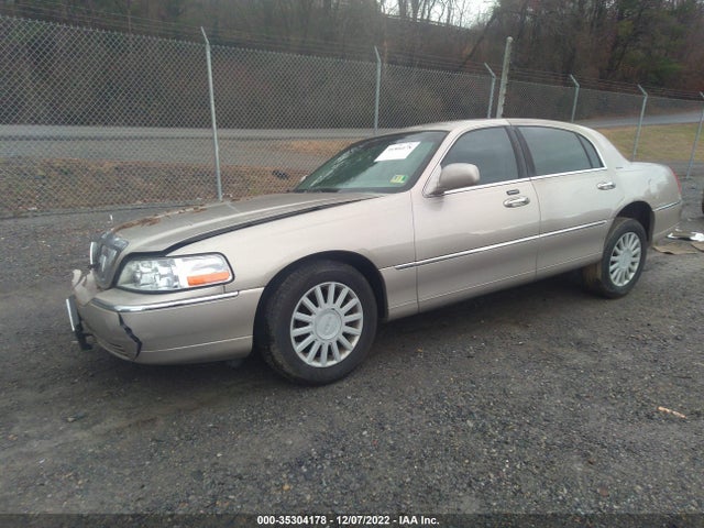 Lincoln Town Car Executive 2003 1LNHM81W03Y692416 Image 2