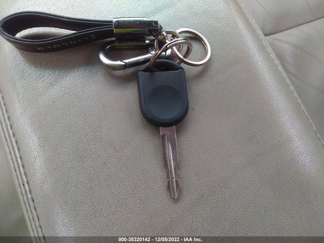 Lincoln Town Car 2007 1LNHM82W67Y628739 Image 3