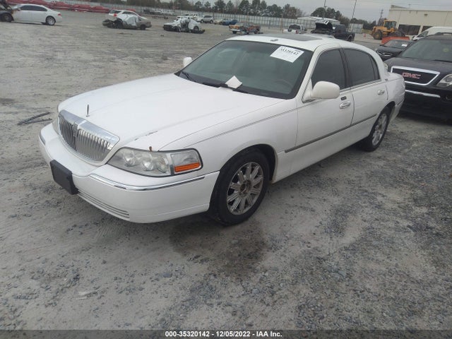 Lincoln Town Car 2007 1LNHM82W67Y628739 Image 2